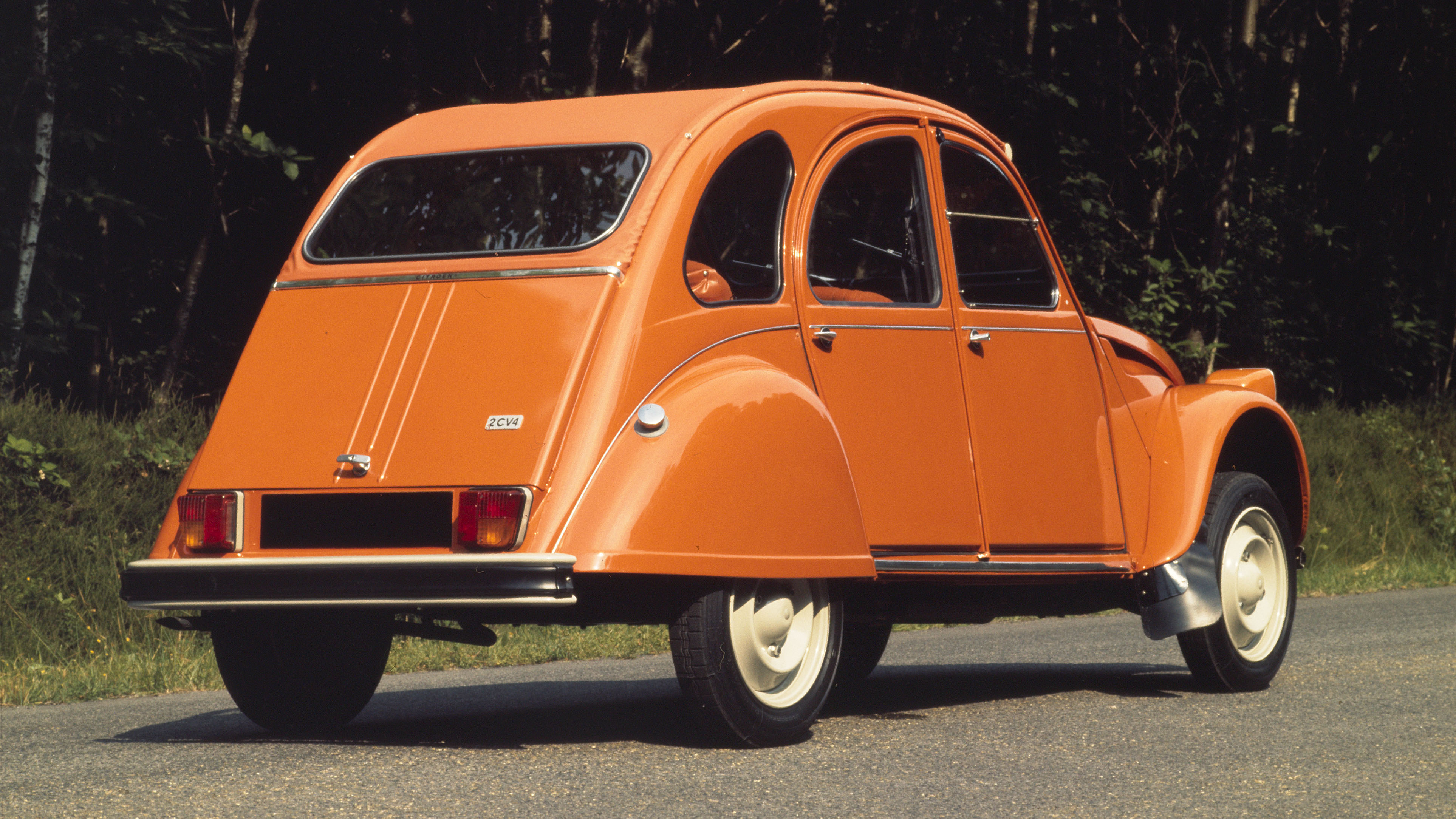 CITOROEN　２CV　1971（ベージュ、オレンジ） 1974 Citroen 2CV in Vibrant Orange Colour. Art Prints
